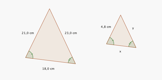 En stor trekant med sidene 21,0 cm, 23,0 cm og 18,0 cm. En liten trekant med sidene 4,8 cm, y og x. To og to av vinklene er like store.